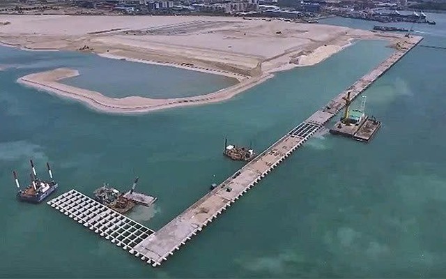 Phát hiện hàng rào bê tông cao 28m chạy dài 8,6km dưới biển, làm lung lay vị trí số 1 thế giới của Trung Quốc, dự án 40 tỷ USD gây choáng