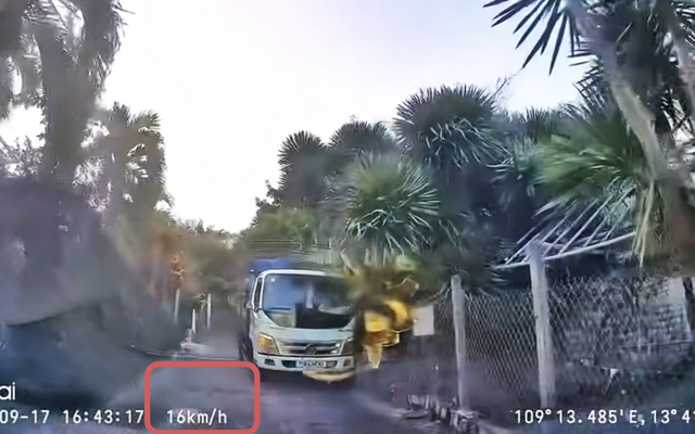 Khoảnh khắc tài xế lùi xe 'cực nét', né cú đâm trực diện của xe tải ở dốc hẹp