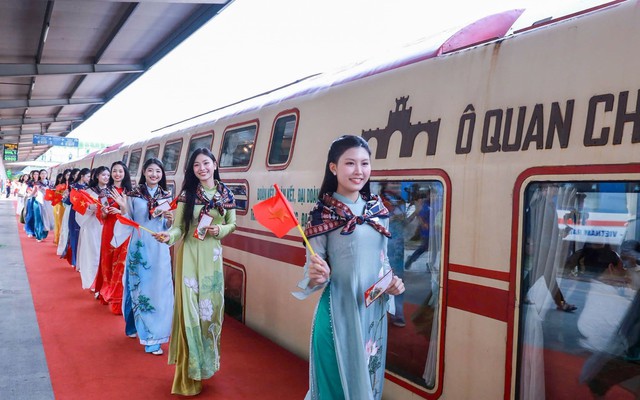 Đoàn tàu "quý tộc" 2 tầng nối Hà Nội với nơi sắp trở thành TP trực thuộc Trung ương từ 20/9 kín vé dịp nghỉ lễ: Không gian sang xịn, đủ trải nghiệm như "bảo tàng di động"