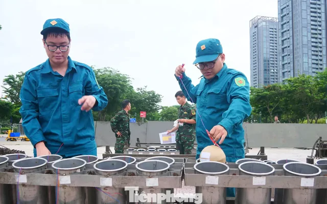 Cận cảnh trận địa 1.200 quả pháo hoa tầm cao chờ khai hỏa ở TPHCM