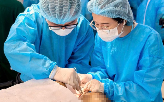 Cái ôm của em bé 11 tháng khi lần đầu nghe được và trăn trở của nữ bác sĩ BV 108