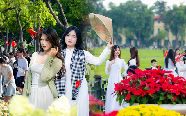 Hà Nội ngày Quốc khánh: Giới trẻ xếp hàng ngay ngắn vào Di tích Nhà tù Hỏa Lò, khoe áo dài duyên dáng bên Lăng Bác