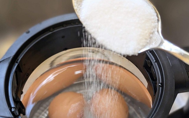 Nên luộc trứng bằng nước lạnh hay nước sôi? 5 đầu bếp chuyên nghiệp cùng khuyên 1 điều