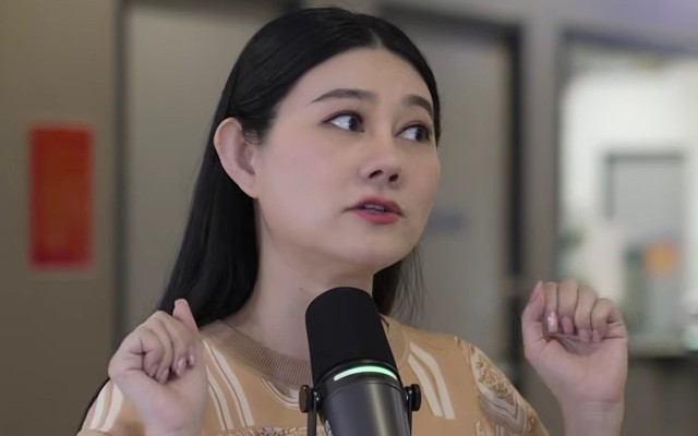 Nữ NSND miền Nam đi hát, khán giả kẹp tiền vào quạt ném thẳng lên