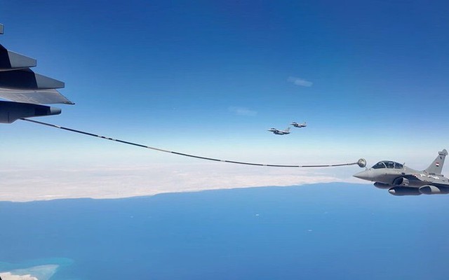 Máy bay YY-20 Trung Quốc gây bất ngờ khi tiếp nhiên liệu cho tiêm kích Rafale