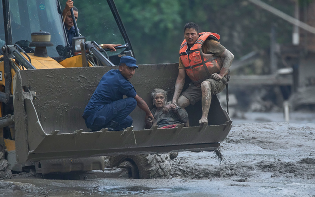 3 tuần sau trận lũ kinh hoàng, Nepal vẫn ngổn ngang giữa bùn đất và đổ nát, những thị trấn mộng mơ giờ chỉ còn lại dấu tích