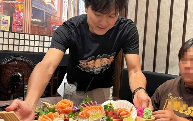 Nam nghệ sĩ đình đám đi bán sushi ở đường số 7, phường An Lạc, TP.HCM