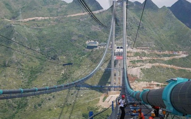 Gió bão giật cấp 14, giàn thép 21.000 tấn rung chuyển nhưng vẫn không dừng thi công, công trình 8.500 tỷ đồng hiện đại nhất thế giới tạo kỳ tích lớn