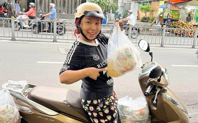 Nữ diễn viên là mẹ đơn thân quê An Giang đi bán cơm, tự đi giao hàng kiếm tiền nuôi con ở TP.HCM