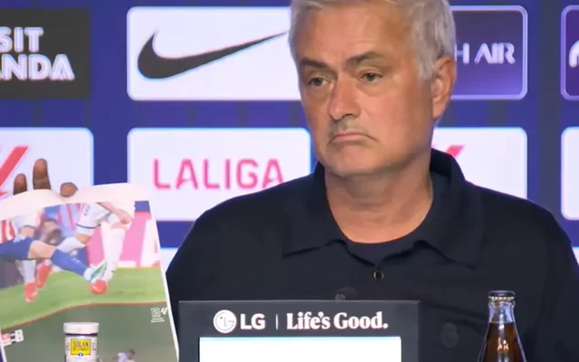 Mourinho in ảnh cầu thủ bị phạm lỗi để tố cáo trọng tài bắt trận Atletico vs Real Madrid