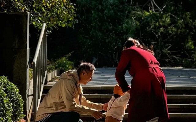 1 kiểu bất hiếu mới đang âm thầm xuất hiện: Cha mẹ không nhận ra, thậm chí còn tự hào khoe con