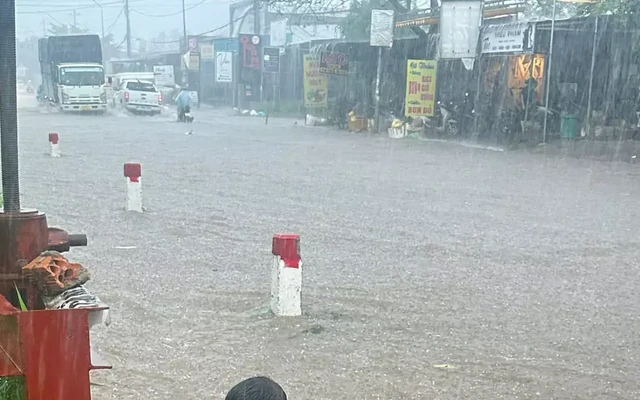 Trưởng thôn ở Đắk Lắk xuống cống vớt rác giữa mưa lớn