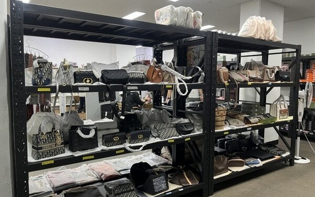 Đột kích một kho ngầm, phát hiện 7.369 túi, ví, nước hoa giả hàng hiệu Chanel, Louis Vuitton trị giá 167 tỷ đồng