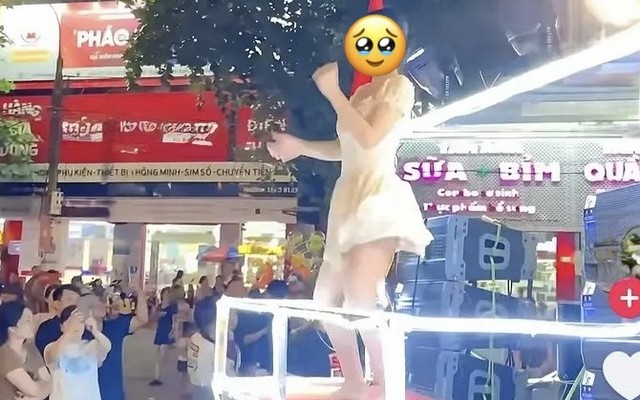 Dân tình "nhức mắt" cảnh rước đèn biến tướng: Nhảy nhót "cà hẩy", trang phục hở hang gây phản cảm