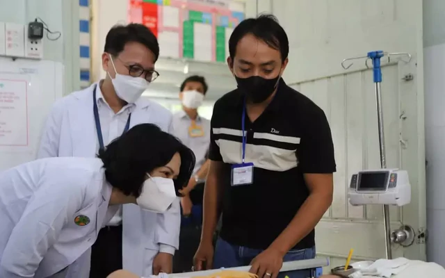 Bầu trời TPHCM mờ đục, coi chừng trẻ bệnh nặng