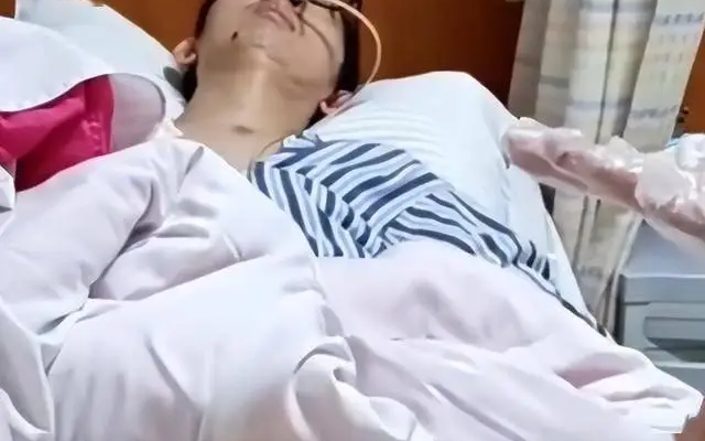 Lập trình viên 40 tuổi bị phình động mạch do làm việc nhiều giờ, bác sĩ cảnh báo: Đừng bỏ qua dấu hiệu cảnh báo này từ cơ thể