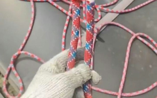 Nam công nhân làm việc ở tầng 30 bị người dân cắt phăng dây an toàn với lý do khó tin