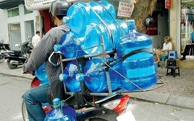 Lời khuyên cho tất cả người dân đang uống nước đóng bình