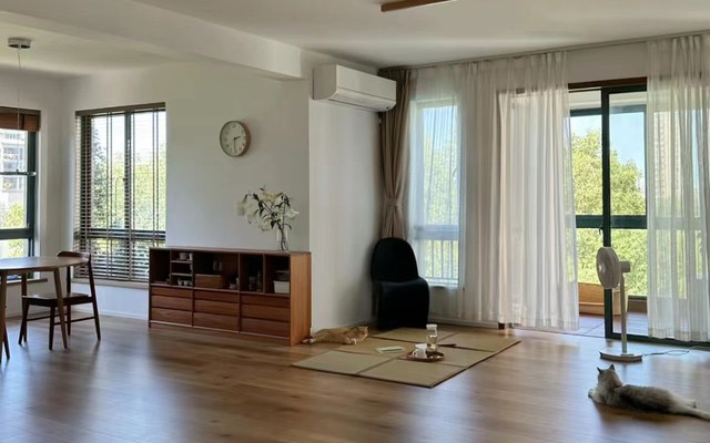Xem 2 ngôi nhà này mới hiểu vì sao ngày càng nhiều người bỏ sofa, bàn trà và kệ tivi