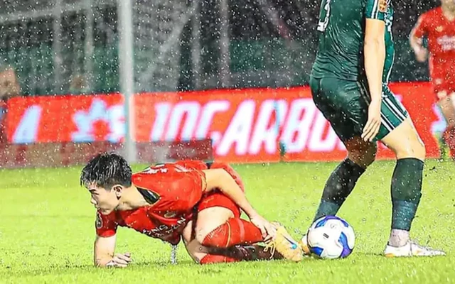 Trung vệ Huỳnh Tấn Sinh nhận án phạt từ VFF vì hành vi thô bạo với Đình Bắc