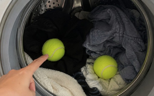Bỏ 2 quả bóng tennis vào máy giặt, tôi công nhận người nghĩ ra mẹo này có IQ "đỉnh nóc"