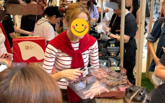 Bắt gặp 1 Chị Đẹp đứng bán bánh kẹo ở siêu thị, kiếm tiền nuôi chồng diễn viên không đóng phim suốt 8 năm qua