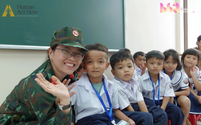 Hành trình “Trăng Sáng Muôn Nơi” tại Tây Giang: Khi màu áo lính thắp sáng vầng trăng trẻ thơ