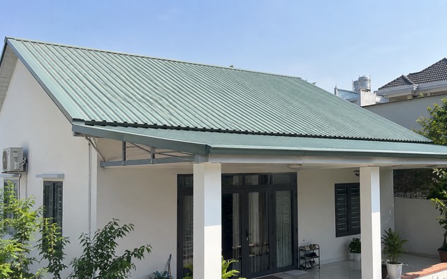Vì sao ngày càng nhiều gia đình không còn lợp mái tôn? 2 kiểu mái đẹp, mát, ít ồn đang thành xu hướng mới