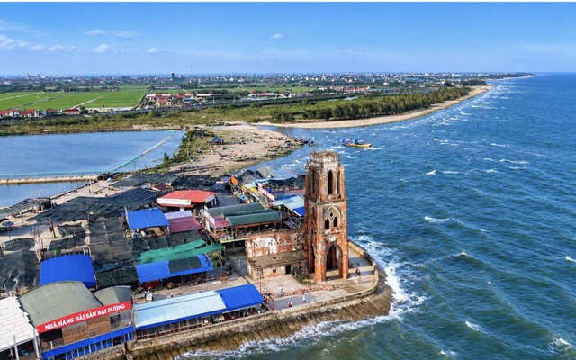 Cận cảnh nhà thờ đổ Hải Lý, chứng tích biến đổi khí hậu đầu tiên của Việt Nam