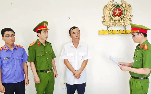 Khởi tố cán bộ thuế ký khống hàng trăm hóa đơn điện tử