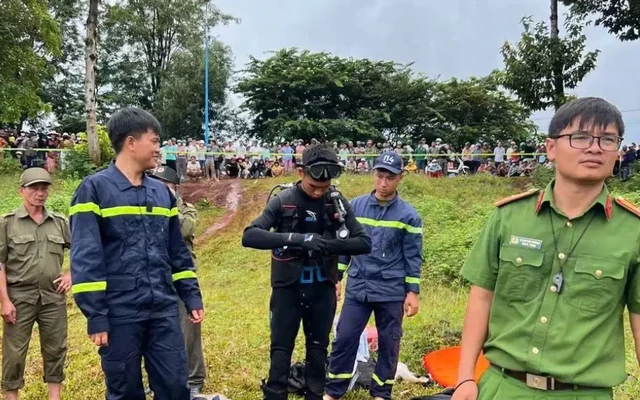 Mưa lớn cuốn trôi ô tô ở Đồng Nai, đang tìm kiếm người nghi mất tích
