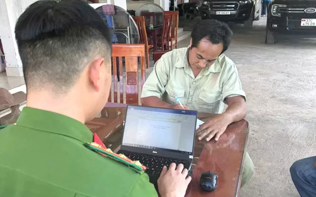 Đối tượng đâm chết em trai ra đầu thú sau 1 tháng trốn trong rừng