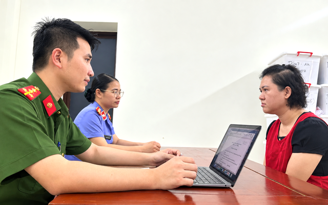 Cảnh sát đồng loạt khám xét 8 địa điểm, bắt giám đốc Nguyễn Thanh Phương Tuyền và nhiều người khác
