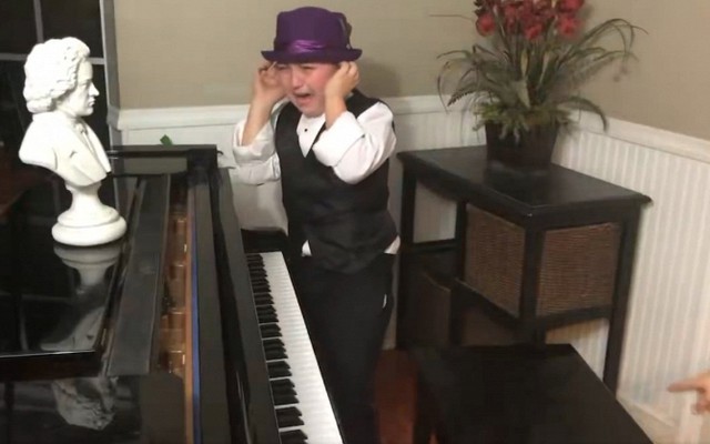 Từ cậu bé 7 tuổi trên show Ellen đến lời tố gia đình bạo hành: Tuổi thơ sau danh xưng “thần đồng piano” Elias Phoenix