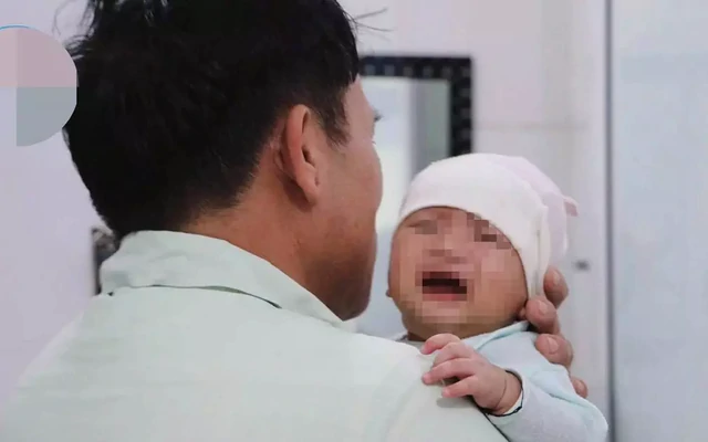 Bé trai hơn 1 tháng tuổi bị bỏ lại bên cổng làng cùng bức thư nhờ nuôi giúp