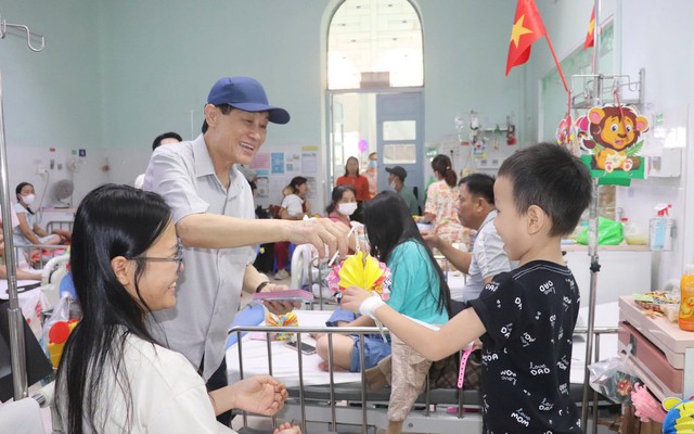 "Vua hàng hiệu" Johnathan Hạnh Nguyễn 75 tuổi xuất hiện giản dị, đội mũ lưỡi trai, rơi nước mắt khi trao quà cho bệnh nhi