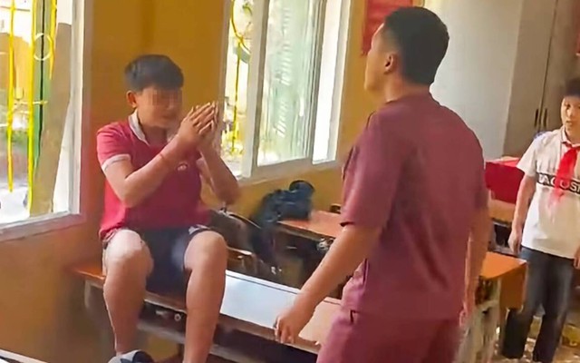 Lào Cai: Nam sinh lớp 9 dùng chổi đánh bạn, bị can ngăn vẫn tiếp tục ra tay