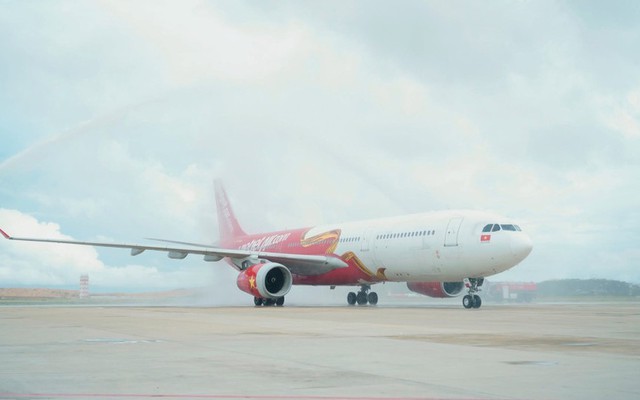 Hôm qua 23/9, sân bay Cam Ranh thực hiện nghi thức phun vòi rồng đón 1 máy bay đặc biệt chở 370 hành khách