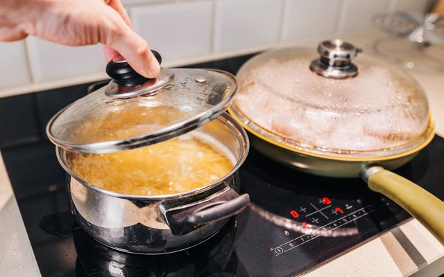 Vung nồi bỗng dính chặt vào mặt bếp: Nhấc lên ngay là điều nên tránh