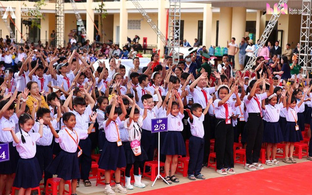 Hồ Quỳnh Hương mang 6 chiếc tivi lên vùng biên giới, cậu bé lớp 7 chỉ xin một điều không thể mua ngay bằng tiền