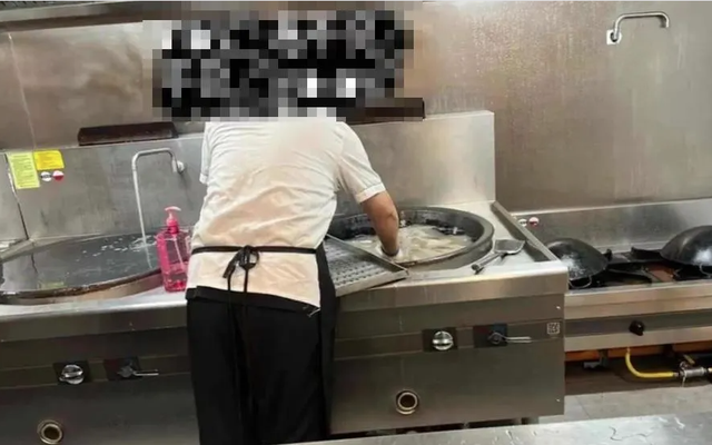 Hàng chục trẻ nôn ói sau bữa trưa, cô giáo hé lộ cảnh khó tin trong bếp ăn: 11 người lập tức bị xử lý