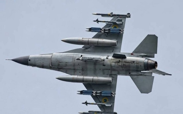 Vì sao bom GBU-39 trên máy bay F-16 không giúp ích gì cho Không quân Ukraine?