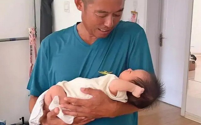 Mẹ hoảng hốt khi phát hiện tã của con gái mới sinh có vệt máu: Vội đưa con đến viện nhưng bác sĩ nói không cần điều trị