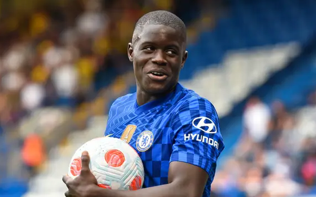 Cựu cầu thủ Chelsea đang đi ăn thì bị tát vào mặt