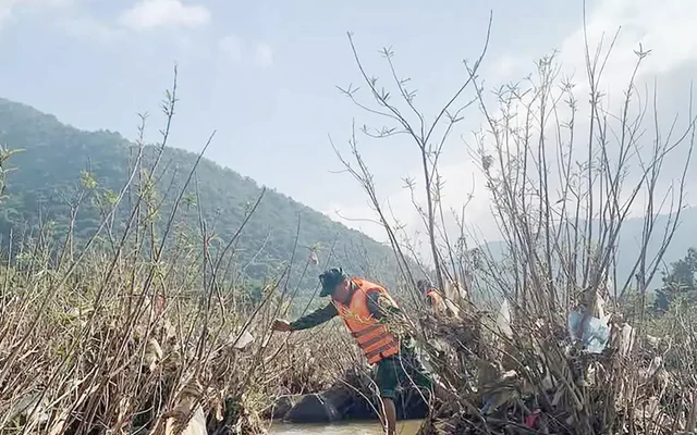 Nam thanh niên rơi xuống sông mất tích khi qua cầu phao ở Sơn La