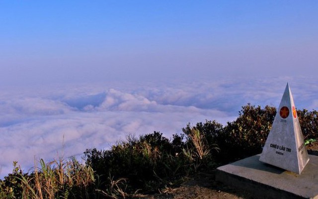 Việt Nam có đỉnh 'chín tầng thang' săn mây cao 2.400m: khí hậu mát mẻ quanh năm, rộng 200ha, sắp thành 'mỏ vàng' mới với vốn đầu tư 450 tỷ đồng