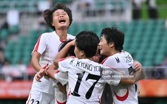 Tuyển Triều Tiên thị uy sức mạnh, đại thắng đội hạng 40 FIFA để vào bán kết ASIAD