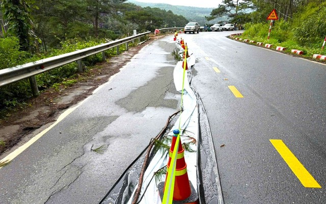 Vết nứt dài 50m lan rộng gần nửa mặt đường trên đèo Mimosa ở Đà Lạt