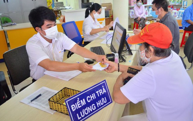 Đóng BHXH 20 năm, nên chốt để chờ hưu hay đóng tiếp?