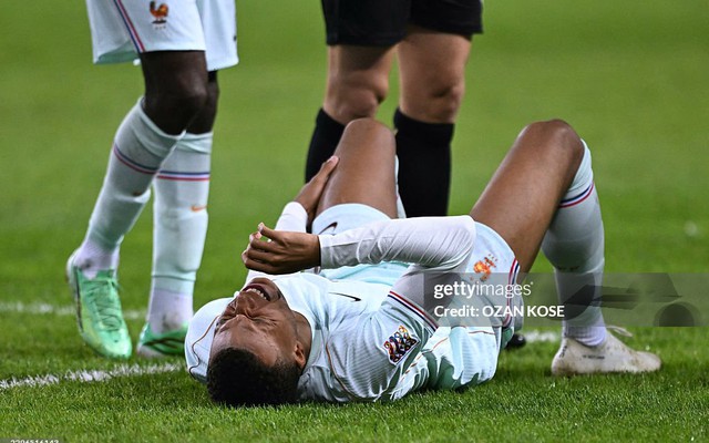 Mbappe chấn thương nặng ở tuyển Pháp, Real Madrid lo sốt vó